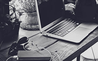 体育数据-洛夫顿社媒分享吃播日常，并提问：海底捞你们喜欢吃什么